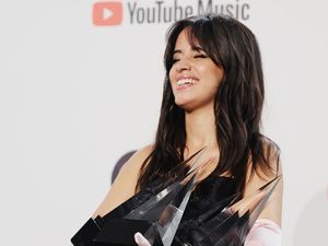 AMA Oh Na Na.. Camila Cabello Sabet 4 Piala American Music Awards 2018