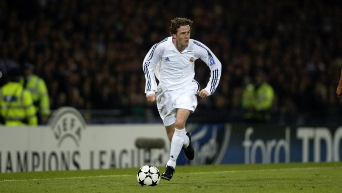 McManaman GLASGOW - May 15: Steve McManaman of Real Madrid runs with the ball during the UEFA Champions League Final between Real Madrid and Bayer Leverkusen played at Hampden Park, in Glasgow, Scotland on May 15, 2002. Real Madrid won the match and cup 2-1. DIGITAL IMAGE. (Photo by Gary M. Prior/Getty Images)