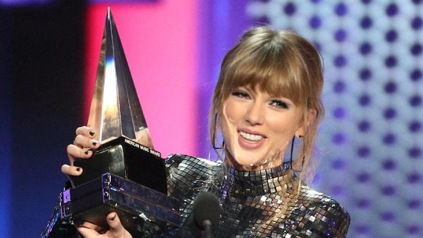 Taylor Swift, Queen of American Music Awards