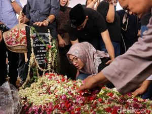 Bisikan Anak Indro Warkop di Pemakaman Ibunda