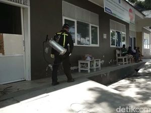Cegah Penyakit Menular, Petugas Semprot Jasad Korban Gempa Palu
