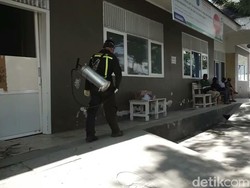 Cegah Penyakit Menular, Petugas Semprot Jasad Korban Gempa Palu
