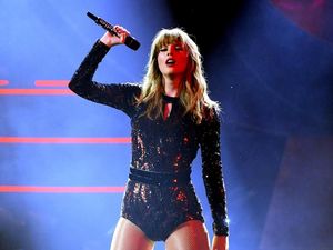 Copot Bulu Mata saat Konser, Taylor Swift Bikin Netizen Terkagum-kagum