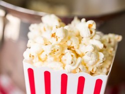 Anak-Anaknya Tak Datang, Kakek Ini Bagikan Popcorn dan Minuman Gratis