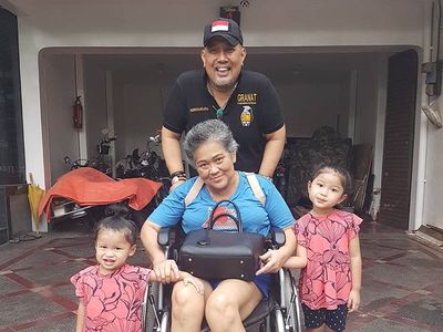 Mengenang Kebersamaan Mendiang Istri Indro Warkop dan Cucunya