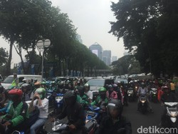 Massa Aksi Kawal Amien Rais Penuhi Polda Metro, Lalin Macet