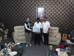 Wali Kota Tangsel Serahkan Bantuan Rp 780 Juta ke Palu