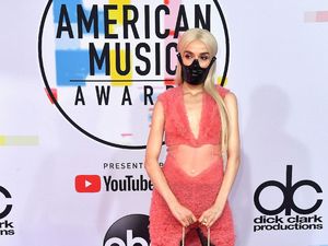 5 Selebriti Ini Pakai Kostum Terburuk di American Music Awards 2018