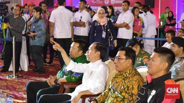 Joko Widodo menyaksikan pertandingan angkat berat di Asian Para Games didampingi Imam Nahrawi, Moeldoko, dan Raja Okto Saptahari.