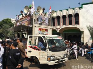 Massa Aksi Kawal Amien Rais Bergerak ke Polda Metro Jaya Massa Aksi Kawal Amien Rais Bergerak ke Polda Metro Jaya