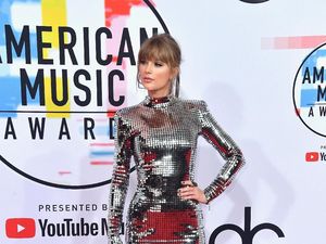 Intip Gaya Busana Sederet Selebriti di AMA 2018 Red Carpet