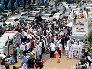 Massa Aksi Kawal Amien Rais Tinggalkan Polda Metro Jaya