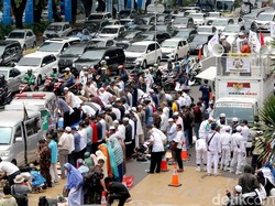 Massa Aksi Kawal Amien Rais Tinggalkan Polda Metro Jaya