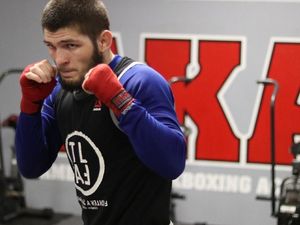 Manajer Khabib: Mayweather Kehabisan Uang, Mengemis Tarung dengan Khabib