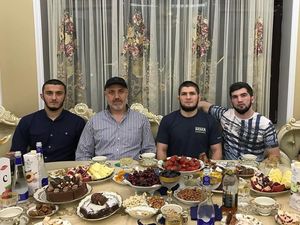 Petarung Khabib Nurmagomedov Ternyata Suka Makan Bareng Teman, Ini Buktinya!