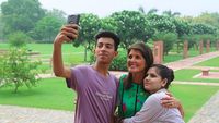 8 Foto Kedekatan Nikki Haley dengan Anak-anak