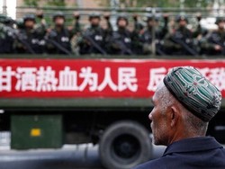 China Dilaporkan Lakukan Pemindahan Massal Tahanan Muslim Uighur