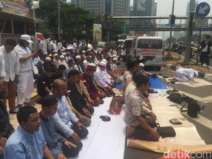 Massa Kawal Amien Rais Salat Zuhur Berjemaah di Depan Polda Metro Massa Kawal Amien Rais Salat Zuhur Berjemaah di Depan Polda Metro