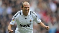 Diboyong dari Chelsea seharga GBP 24 juta pada 2007, Arjen Robben memang cuma bertahan dua musim di Madrid. Winger Belanda itu membantu Madrid memenangi La Liga tapi kemudian dijual demi mendatangkan Ronaldo dan Kaka. (Foto: Denis Doyle/Getty Images)
