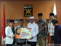 F-PKS Serahkan Hadiah Umrah ke Judoka Miftahul Jannah