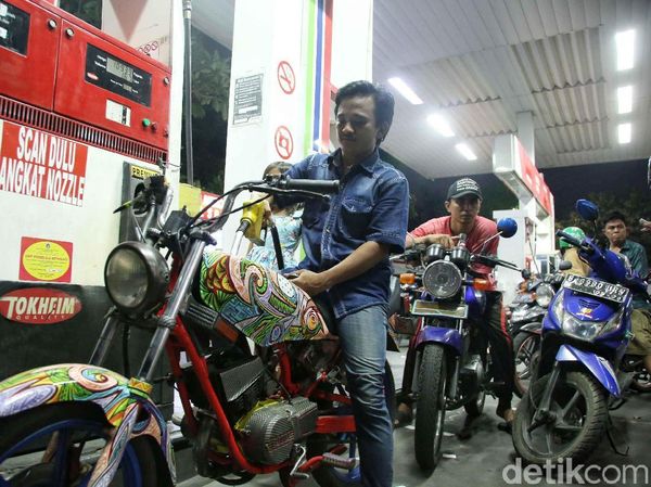 Harga BBM Premium Batal Naik, SPBU Diserbu Warga