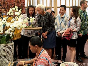 Tenun Maumere Jadi Primadona di Pertemuan IMF-WB 2018 Bali Tenun Maumere Jadi Primadona di Pertemuan IMF-WB 2018 Bali
