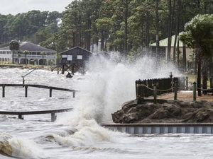 Topan Terkuat Berkecepatan 249 Km/Jam Menyapu Florida Topan Terkuat Berkecepatan 249 Km/Jam Menyapu Florida