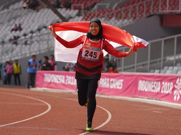 Tiarani Karisma Evi atlet atletik Indonesia berusaha menjadi yang tercepat di bayangi atlet jepang Maegawa Kaede dan Tozawa Tomomi. Nomor 100m Women T42, T63 pada Asian Para Games 2018, distadion Utama Gelora Bung Karno , Jakarta 10-10-2018 INAPGOC/Dewi Nurcahayani;