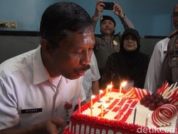 So Sweet! Pengidap Gangguan Jiwa Disuapi Polisi di Hari Spesial