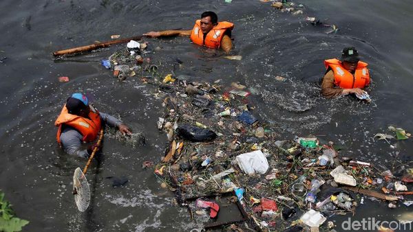 Petugas Berjibaku Bersihkan Sampah di Kanal Barat Penjaringan