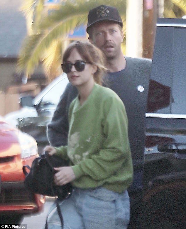 Dakota Johnson dan Chris Martin