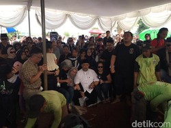 Ratusan Pelayat Antar Istri Indro Warkop ke Pemakaman