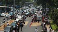 Penampakan Macet di Depan Polda Metro karena Aksi Kawal Amien Rais