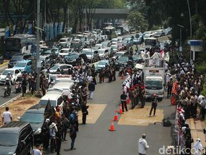 Penampakan Macet di Depan Polda Metro karena Aksi Kawal Amien Rais