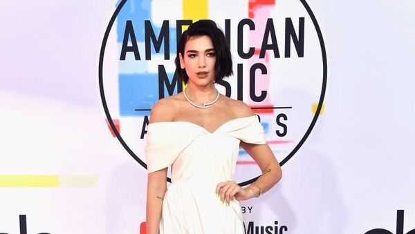 Dua Lipa Bergaya Bak Pengantin di Karpet Merah American Music Awards