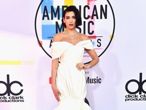 Dua Lipa Bergaya Bak Pengantin di Karpet Merah American Music Awards