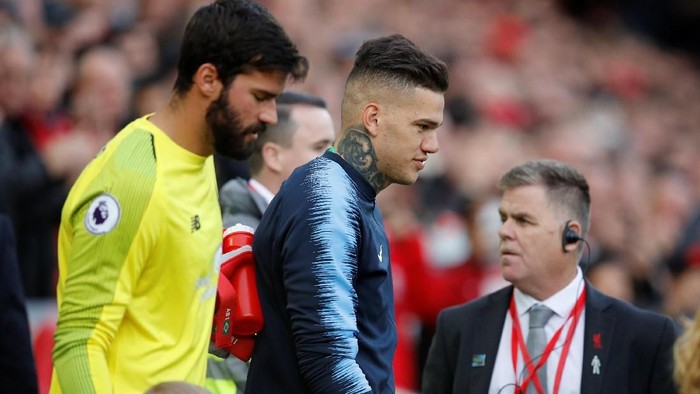Soccer Football - Premier League - Liverpool v Manchester City - Anfield, Liverpool, Britain - October 7, 2018  Liverpools Alisson and Manchester Citys Ederson before the match      REUTERS/Phil Noble  EDITORIAL USE ONLY. No use with unauthorized audio, video, data, fixture lists, club/league logos or 