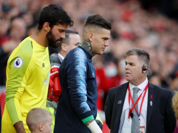 Soccer Football - Premier League - Liverpool v Manchester City - Anfield, Liverpool, Britain - October 7, 2018  Liverpools Alisson and Manchester Citys Ederson before the match      REUTERS/Phil Noble  EDITORIAL USE ONLY. No use with unauthorized audio, video, data, fixture lists, club/league logos or 