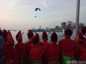 Pertunjukan International Eight Festival di Atas Laut Makassar