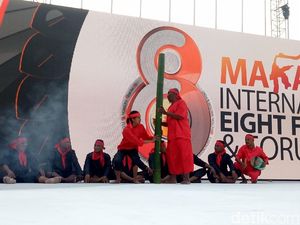 Seru! Atraksi Bambu Gila di International Eight Festival