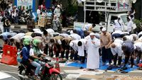 Potret Massa Kawal Amien Rais Salat Zuhur di Jl Sudirman