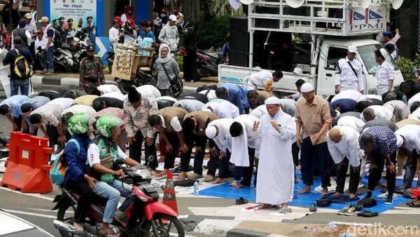 Potret Massa Kawal Amien Rais Salat Zuhur di Jl Sudirman