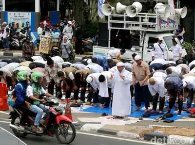 Potret Massa Kawal Amien Rais Salat Zuhur di Jl Sudirman