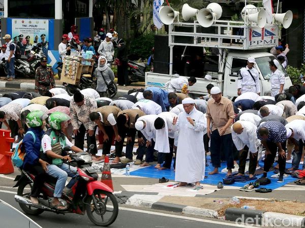 Potret Massa Kawal Amien Rais Salat Zuhur di Jl Sudirman