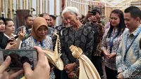 Saat Bos IMF Kagumi Kain Tenun dan Sasando Rote di IMF-WB