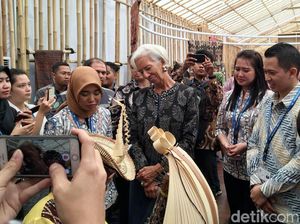 Saat Bos IMF Kagumi Kain Tenun dan Sasando Rote di IMF-WB Saat Bos IMF Kagumi Kain Tenun dan Sasando Rote di IMF-WB
