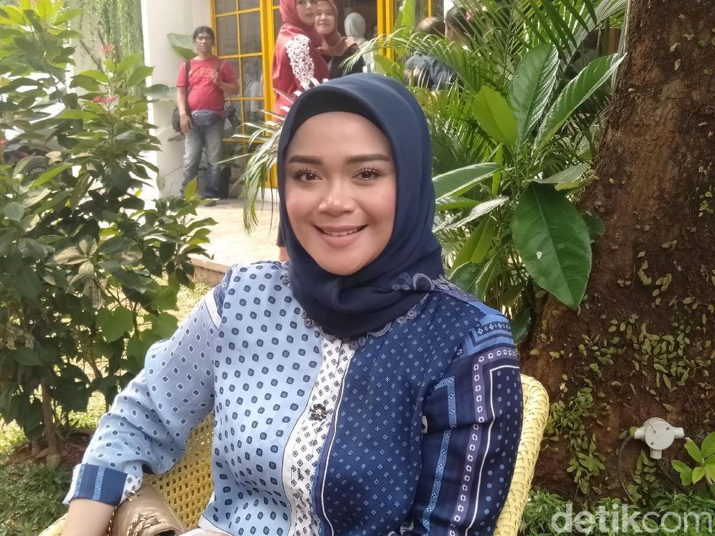 Sheza Idris Sibuk Pindahan di Tengah Kehamilan Sheza Idris Sibuk Pindahan di Tengah Kehamilan