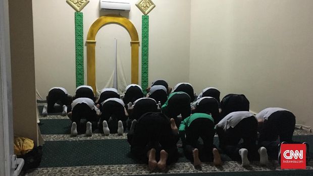 Para penggawa Arab Saudi U-19 segera melaksanakan salat magrib usai mengalahkan Timnas Indonesia U-19 2-1. (