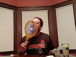 Pria Ini Makan Cabe Terpedas di Dunia dan Setrum Lidahnya Sendiri