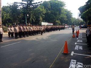 Polisi Muazin Aksi 212 Pimpin Apel Pengamanan Aksi Kawal Amien Rais Polisi Muazin Aksi 212 Pimpin Apel Pengamanan Aksi Kawal Amien Rais